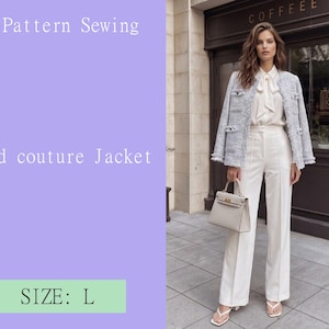 Könnte beinhalten: Ein PDF-Schnittmuster für eine Tweed-Couture-Jacke in Größe L. Die Jacke ist hellblau und weiß mit einer strukturierten Webart, langen Ärmeln und Vordertaschen. Sie wird mit einer weißen Bluse mit Schluppe, einer weißen Hose und einer Handtasche kombiniert.