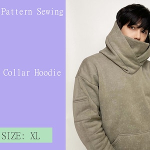 Puede incluir: Sudadera con capucha de color verde oliva con cuello alto y una gran capucha envolvente y un bolsillo de canguro. La imagen incluye el texto "PDF Pattern Sewing", "High Collar Hoodie" y "SIZE: XL".