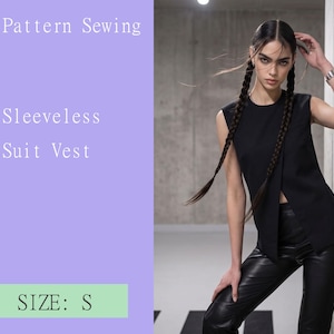 Könnte beinhalten: Eine schwarze ärmellose Anzugweste mit einem Schlitz vorne, kombiniert mit einer schwarzen Lederhose. Das Bild enthält den Text PDF Pattern Sewing, Sleeveless Suit Vest und SIZE: S auf einem hellvioletten Hintergrund mit einem grünen Rechteck.