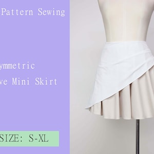 Puede incluir: Minifalda asimétrica con diseño de ondas en color neutro, con una superposición blanca. La falda se muestra en un maniquí. El texto a la izquierda dice "PDF Pattern Sewing" y "Asymmetric Wave Mini Skirt". La talla es S-XL.