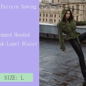 Puede incluir: Chaqueta blazer corta con capucha y solapas de pico en verde oliva, con rayas blancas en las mangas. La imagen incluye el texto "PDF Pattern Sewing", "Cropped Hooded Peak-Lapel Blazer" y "SIZE: L".