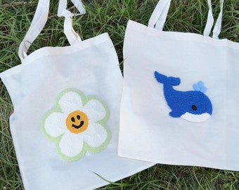 Borsa in cotone 35x40, borsa ricamata a mano con tecnica punch needle, borsa a tracolla riutilizzabile ed ecologica, regalo unico fatto a mano