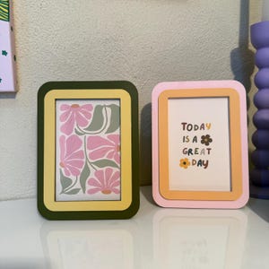 Colorful photo display for 4x6 prints with unique double border