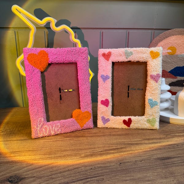 Marco de fotos hecho a mano con aguja de punzón / Regalo de San Valentín / Decoración del hogar / Marco de fotos de 4x6 / Arte de pared romántico / Marco de fotos con mechones