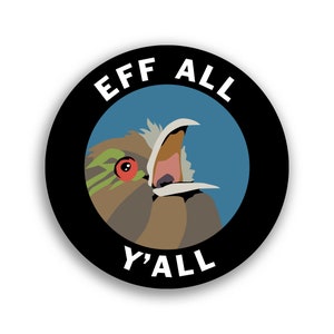 以下が含まれることがあります： 白黒の円形のステッカーで、白い文字で「EFF ALL Y'ALL」と書かれています。ステッカーには、くちばしを開けた赤い目の漫画の鳥が描かれています。