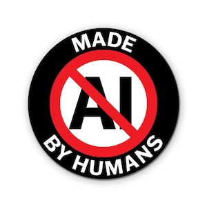 Può includere: Un adesivo rotondo con bordo nero e la scritta "MADE BY HUMANS" in bianco. Le lettere "AI" sono barrate con un cerchio rosso e una linea diagonale. Lo sfondo è bianco.