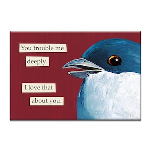 Peut inclure: Impression sur toile rectangulaire représentant un oiseau bleu et blanc avec le bec ouvert sur un fond bordeaux. Le texte sur l'impression se lit : « You trouble me deeply. I love that about you. »