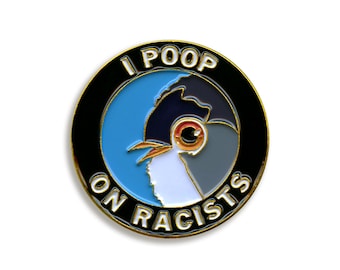 Cacca sulla spilla dei razzisti