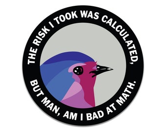Op de afbeelding: Een ronde sticker in zwart en wit met een gestileerde vogel-illustratie en de tekst "Het risico dat ik nam was berekend, maar man, ben ik slecht in wiskunde."