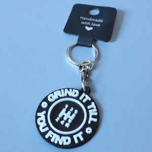 Sleutelhanger met 3D-geprint 'Grind it till you find it'-slogan, PLA zwart-wit
