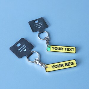Gepersonaliseerde sleutelhanger/sleutelhanger, zwart en geel, groen EV-bord - normaal en EV - cadeau voor hem - rijbewijs cadeau