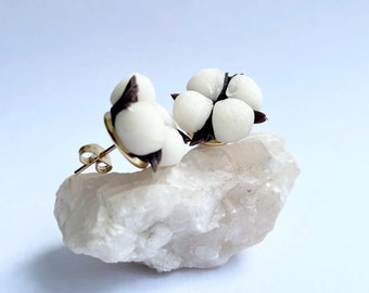 Boucles d'oreilles à tige en coton | Bijoux en argile, boucles d'oreilles à fleurs blanches, clous en coton, cadeau d'anniversaire en coton, cadeau pour elle, boule de coton
