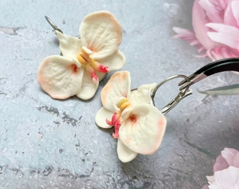 Pendientes colgantes de flor de orquídea de arcilla | Accesorio hecho a mano, aretes florales, aretes de orquídeas, día de la madre, regalo para mamá hermana