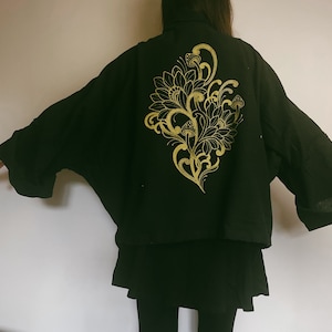 Schwarzer Kimono aus 100 % Rohbaumwolle mit individuellem Blumenpilz-Design, bedruckt in Gold Bild 5