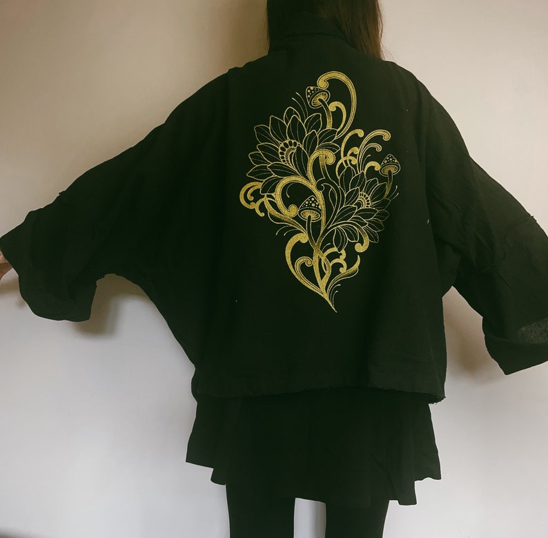 Kimono nero in cotone grezzo al 100% con disegno personalizzato di funghi floreali, stampato in oro immagine 5