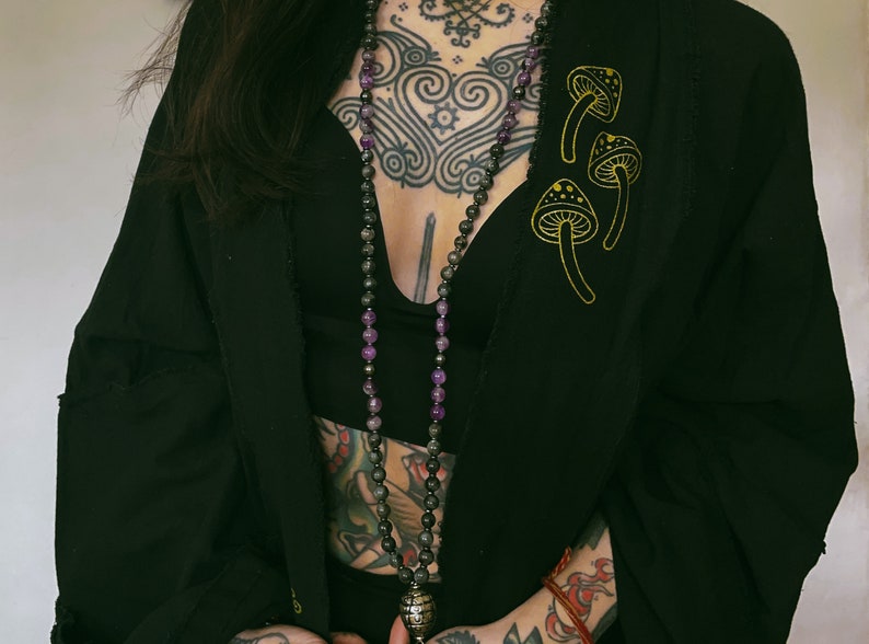 Schwarzer Kimono aus 100 % Rohbaumwolle mit individuellem Blumenpilz-Design, bedruckt in Gold Bild 1