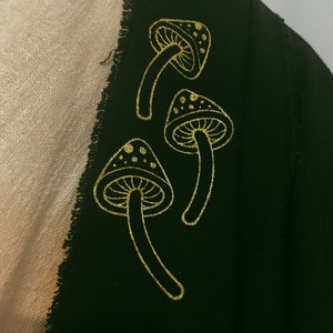 Kimono nero in cotone grezzo al 100% con disegno personalizzato di funghi floreali, stampato in oro immagine 6