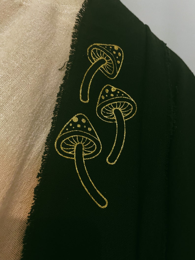 Kimono nero in cotone grezzo al 100% con disegno personalizzato di funghi floreali, stampato in oro immagine 6