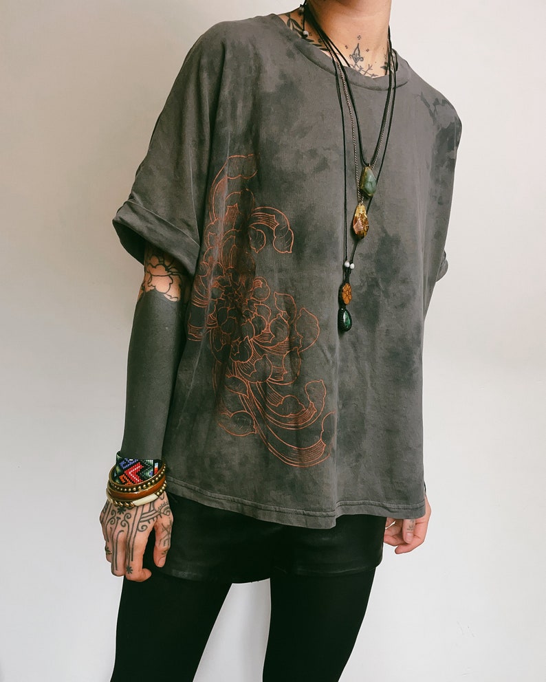 Oversized Grey Tie Dye Cotton T-shirt with Copper Chrysanthemum Print zdjęcie 2