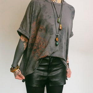 Oversized Grey Tie Dye Cotton T-shirt with Copper Chrysanthemum Print zdjęcie 1