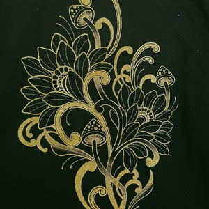 Schwarzer Kimono aus 100 % Rohbaumwolle mit individuellem Blumenpilz-Design, bedruckt in Gold Bild 10