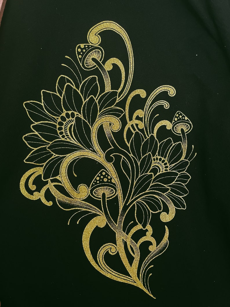 Schwarzer Kimono aus 100 % Rohbaumwolle mit individuellem Blumenpilz-Design, bedruckt in Gold Bild 10