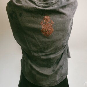 Oversized Grey Tie Dye Cotton T-shirt with Copper Chrysanthemum Print zdjęcie 3