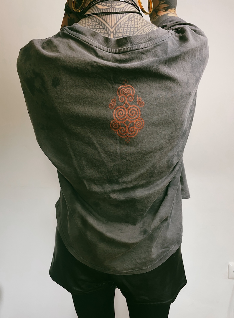 Oversized Grey Tie Dye Cotton T-shirt with Copper Chrysanthemum Print zdjęcie 3