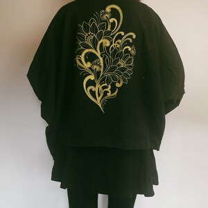 Schwarzer Kimono aus 100 % Rohbaumwolle mit individuellem Blumenpilz-Design, bedruckt in Gold Bild 4