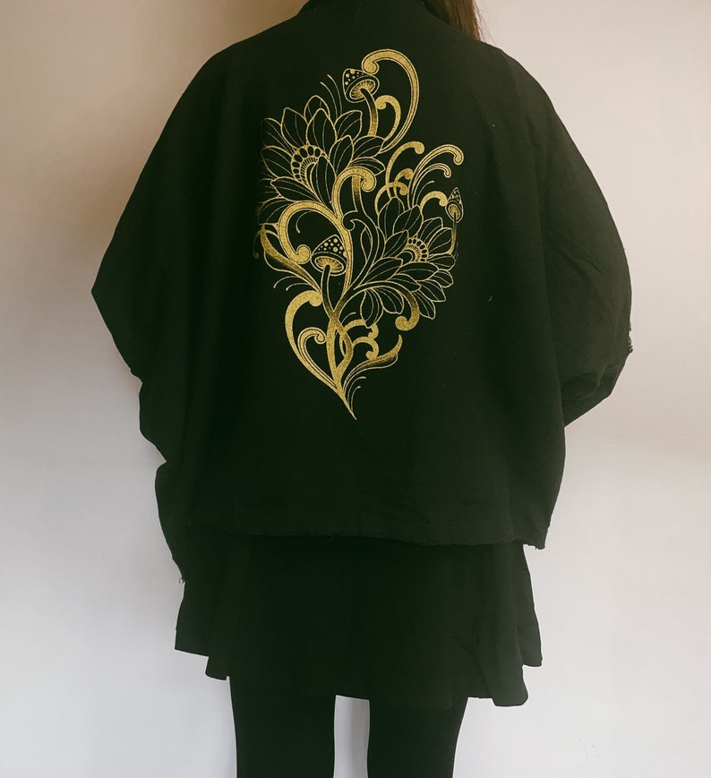 Kimono nero in cotone grezzo al 100% con disegno personalizzato di funghi floreali, stampato in oro immagine 4