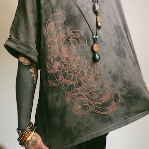 Oversized Grey Tie Dye Cotton T-shirt with Copper Chrysanthemum Print zdjęcie 4