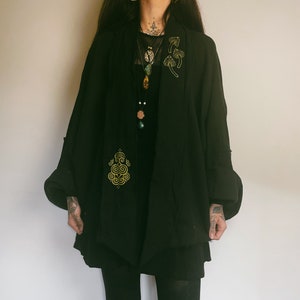 Schwarzer Kimono aus 100 % Rohbaumwolle mit individuellem Blumenpilz-Design, bedruckt in Gold Bild 9