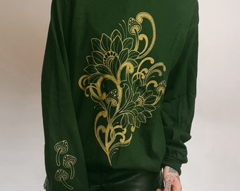 Maglia a maniche lunghe verde con disegno floreale personalizzato di funghi, stampata in oro