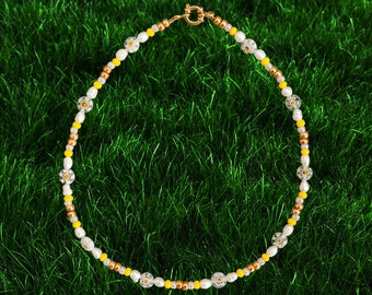 The Juicy Jewels 'Yellow Flowers' - collar de perlas de agua dulce con flores, collar de perlas veraniego y hecho a mano, cierre chapado en oro