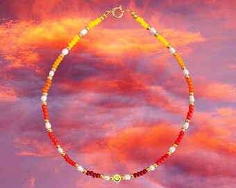 Collar de perlas "Sundowner" de Juicy Jewels: tonos veraniegos de amarillo, blanco y rojo, collar hecho a mano con cierre chapado en oro,