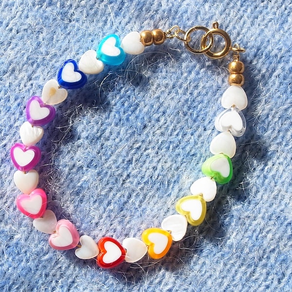 Buntes Herzarmband aus Süßwasserperlen,  Armband mit Herzchenperlen, LGBTQ Armband, Buntes Perlenarmband, Herz Armband Regenbogenfarben