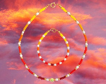 Set di perle Juicy Jewels "Sundowner": collana e bracciale fatti a mano in rosso, giallo e bianco, gioielli estivi con perle d'acqua dolce