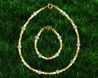 Juicy Jewels Ensemble de perles « Fleurs jaunes » : collier et bracelet faits à la main avec perles de fleurs, bijoux élégants avec perles d'eau douce