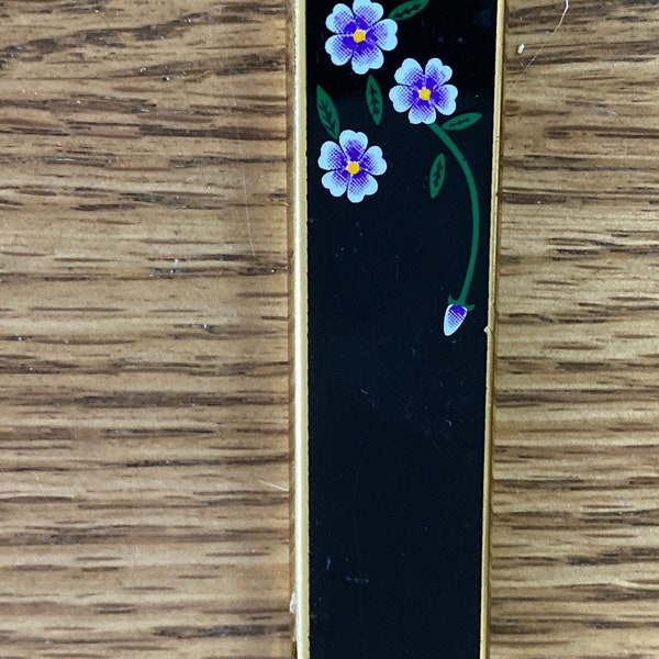 Encendedor de cigarrillos antiguo vintage.  Delgado. Negro, flores