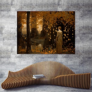Puede incluir: Una obra de arte enmarcada representa a una mujer con un vestido dorado en un bosque con luces colgantes. La pintura utiliza una paleta de colores c&aacute;lidos de marrones, naranjas y dorados. Debajo de la obra hay un banco de madera con libros.