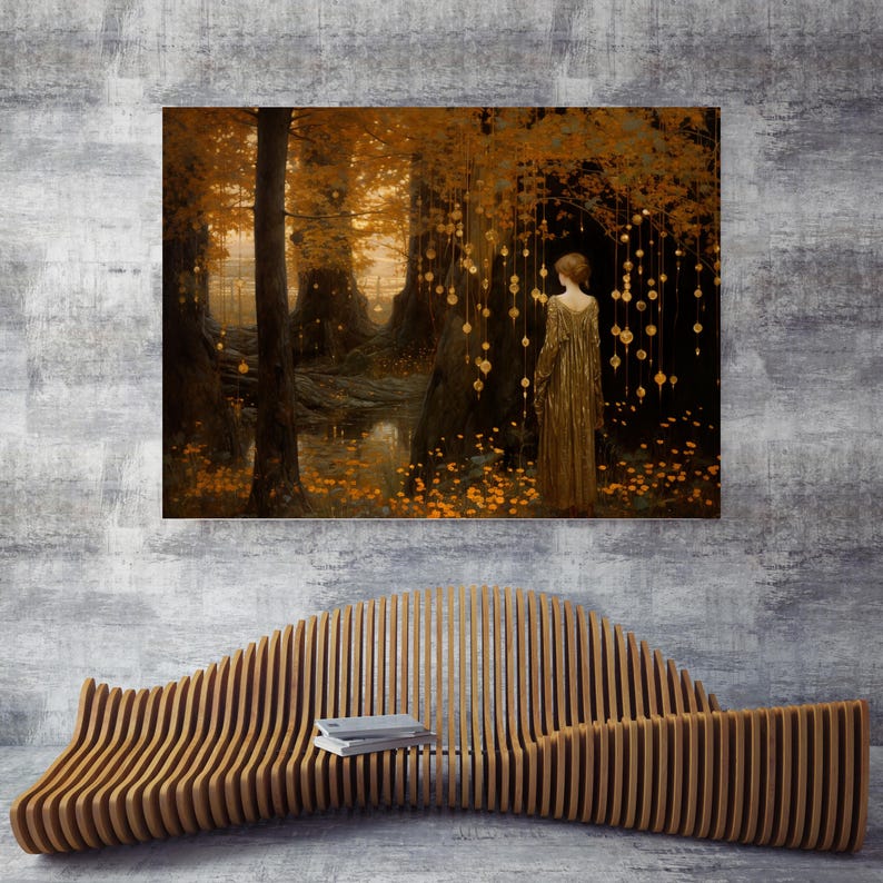 Puede incluir: Una obra de arte enmarcada representa a una mujer con un vestido dorado en un bosque con luces colgantes. La pintura utiliza una paleta de colores c&aacute;lidos de marrones, naranjas y dorados. Debajo de la obra hay un banco de madera con libros.