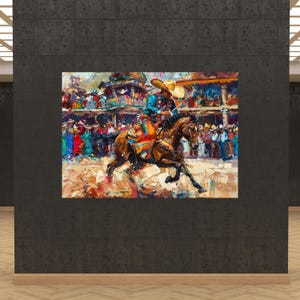 K&ouml;nnte beinhalten: Ein lebendiges &Ouml;lgem&auml;lde, das einen Reiter mit breitkrempigem Hut und farbenfroher Westernkleidung auf einem braunen Pferd im Galopp zeigt. Die Szene spielt in einer belebten Arena mit Zuschauern im Hintergrund, gemalt mit kr&auml;ftigen Pinselstrichen.
