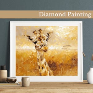 Op de afbeelding: Een diamant schilderset met een close-up van het hoofd en de nek van een giraffe. De giraffe kijkt recht naar de kijker met een zachte uitdrukking. De achtergrond is zacht goudkleurig, wat suggereert dat het een savanne-omgeving is.