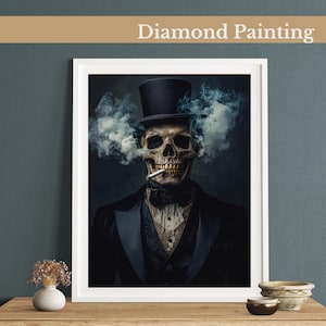 Può includere: Un kit di pittura con diamanti che raffigura uno scheletro con un cappello a cilindro che fuma una sigaretta. Lo scheletro indossa uno smoking ed è circondato da fumo.