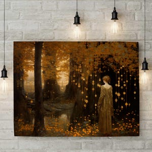 Puede incluir: Impresi&oacute;n en lienzo de una mujer con un vestido dorado en un bosque. La obra de arte presenta una paleta de colores c&aacute;lidos de oro, marr&oacute;n y naranja. La escena del bosque incluye &aacute;rboles, un estanque y luces colgantes.