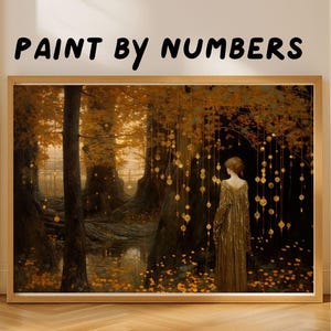 Puede incluir: Una obra de arte enmarcada con el texto "PAINT BY NUMBERS" en la parte superior. La obra representa a una mujer con un vestido dorado de pie en un bosque con un estanque. El bosque tiene &aacute;rboles altos y flores amarillas.
