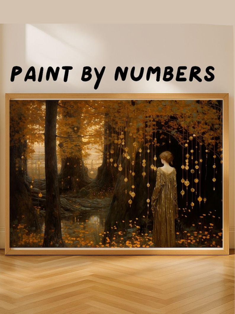 Puede incluir: Una obra de arte enmarcada con el texto "PAINT BY NUMBERS" en la parte superior. La obra representa a una mujer con un vestido dorado de pie en un bosque con un estanque. El bosque tiene &aacute;rboles altos y flores amarillas.