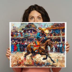 K&ouml;nnte beinhalten: Ein quadratischer Kunstdruck mit einem &Ouml;lgem&auml;lde eines Reiters auf einem braunen Pferd, der einen beigen Sombrero und bunte Westernkleidung tr&auml;gt. Die Szene zeigt eine festliche Versammlung mit einer Menschenmenge im Hintergrund, dargestellt in lebhaften, strukturierten Pinselstrichen mit sichtbaren Farbspritzern.