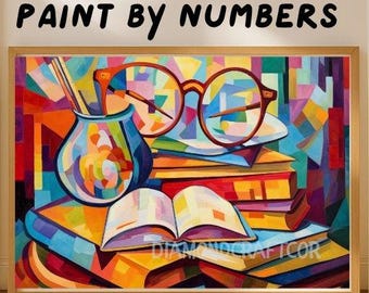 Könnte beinhalten: Ein Malen-nach-Zahlen-Set mit einem farbenfrohen, abstrakt gestalteten Gemälde eines Bücherstapels, einer kleinen Vase mit einem Stift und einer runden Brille. Der Text PAINT BY NUMBERS ist in Schwarz über dem gerahmten Bild aufgedruckt.