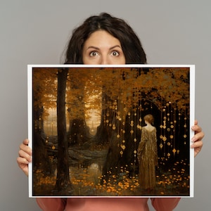 Puede incluir: Una impresi&oacute;n art&iacute;stica enmarcada que representa una escena de bosque m&iacute;stico. La obra presenta a una mujer con un vestido dorado de pie cerca de un estanque, rodeada de &aacute;rboles con orbes brillantes. La paleta de colores est&aacute; dominada por tonos c&aacute;lidos de oro, marr&oacute;n y naranja.